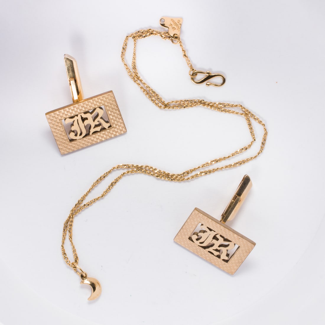 A pair of gold-filled cufflinks and pendant necklace (1 of 1)