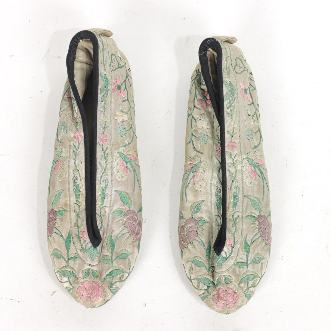 A pair of Chinese embroidered slippers (1 of 1)