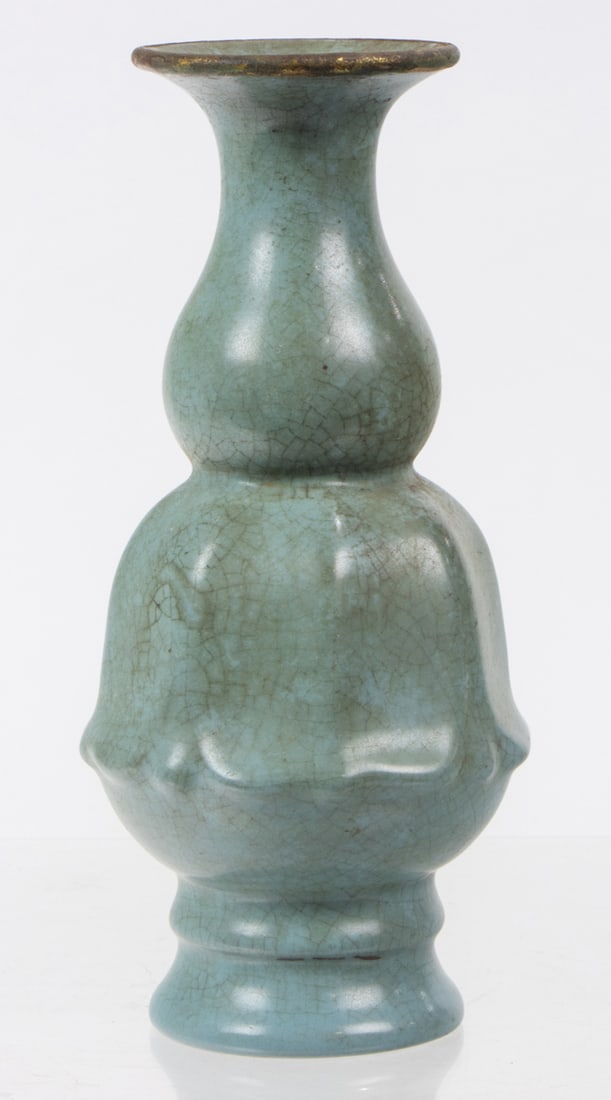 A Chinese Ge-type crackle glazed vase (1 of 1)