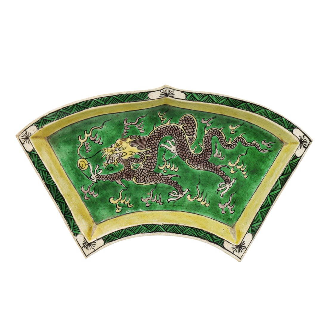 A Chinese famille verte dragon side dish: A Chinese famille verte dragon side dish. 19th century, 6.25" across.