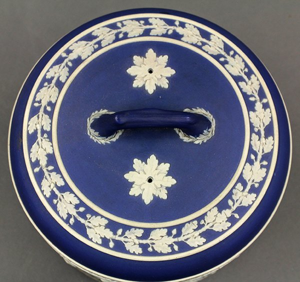 Classic Wedgwood blue Jasperware cheese keeper, circa 1 - 10