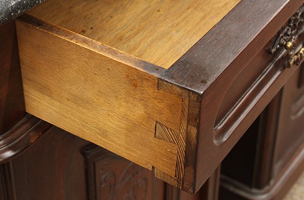 Pair of Italian Rococo style bedside tables - 6