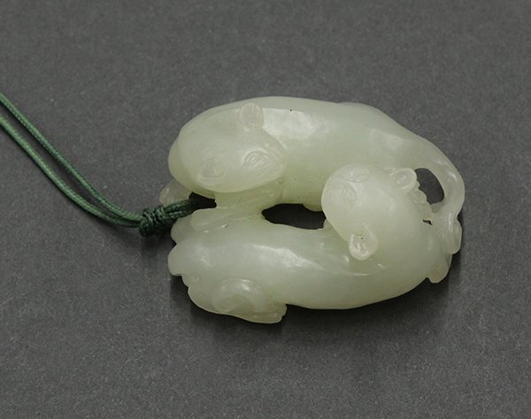 Chinese Jade Toggle of a Pair of Zoomorphs - 2