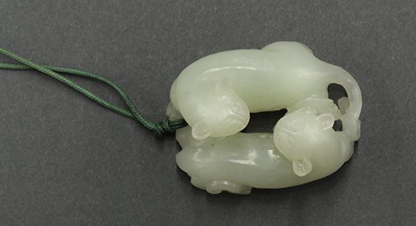 Chinese Jade Toggle of a Pair of Zoomorphs - 8