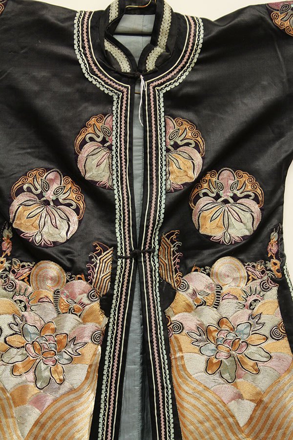 Two Chinese Silk Robes - 8