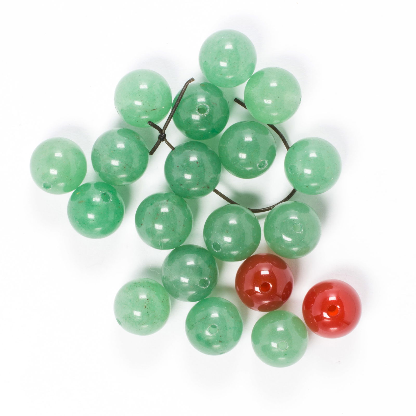 A group of quartz and agate beads: A group of quartz and agate beadsAverage diameter: 10.00 mm; 7.20 gross grams