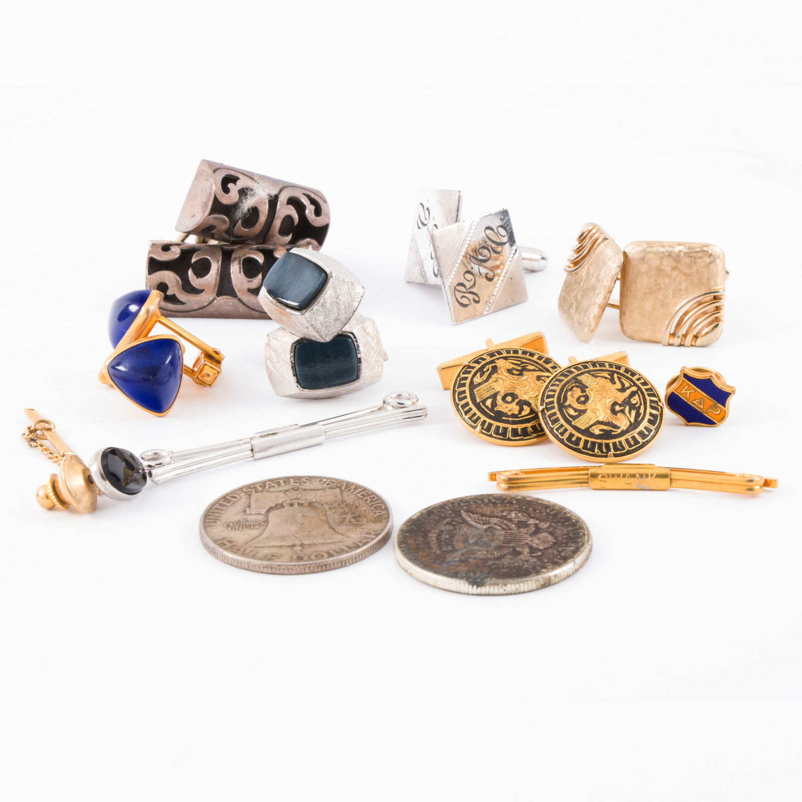 A group of miscellaneous mens accessories: A group of miscellaneous mens accessories Comprising an assortment of mens accessories of varying styles; gross weight: 107.00 grams