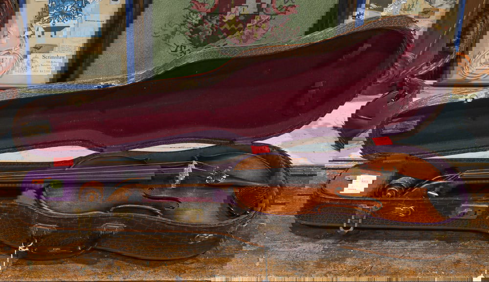 An E. R. Pfretzschner German viola (1 of 1)