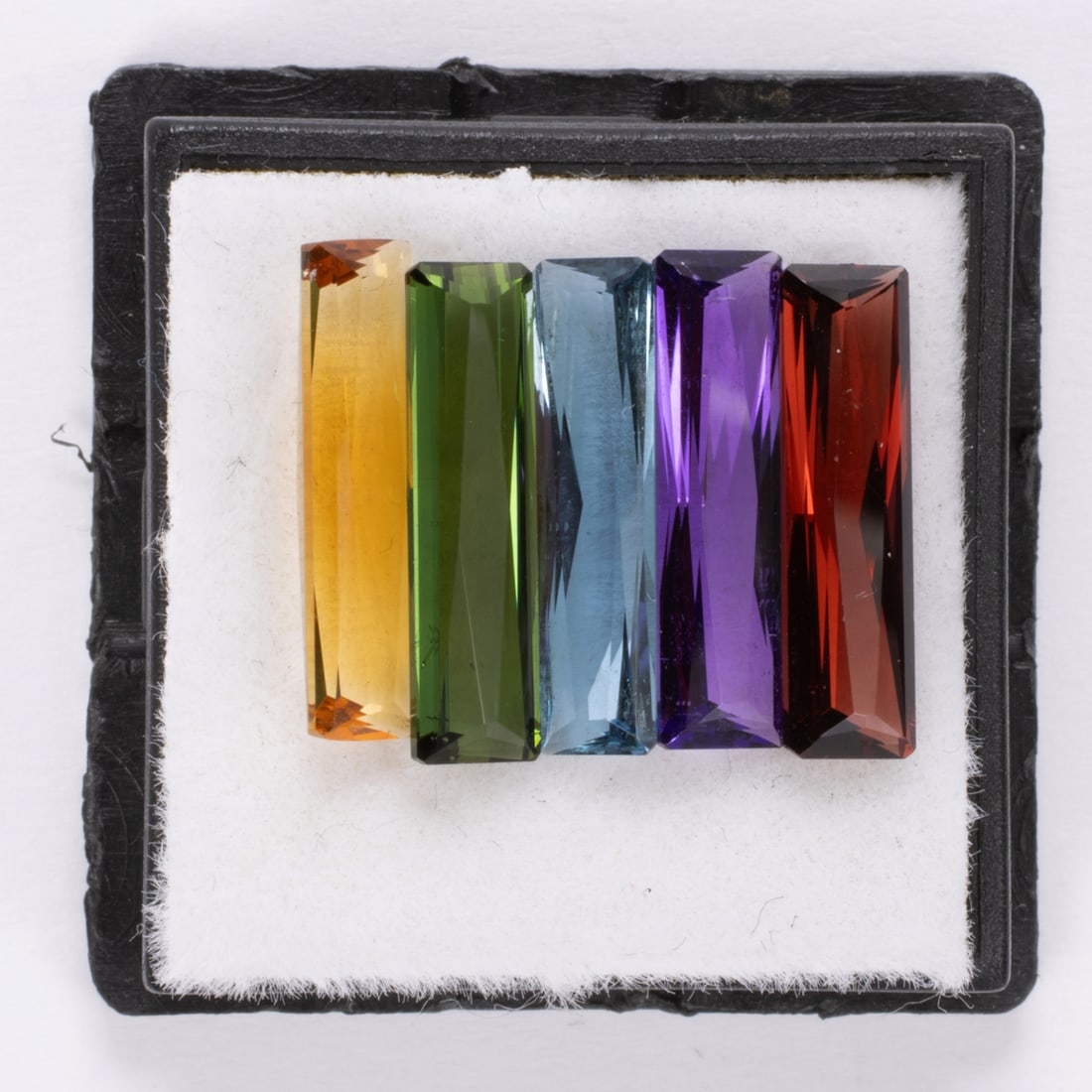 A group of unmounted gemstones (1 of 1)