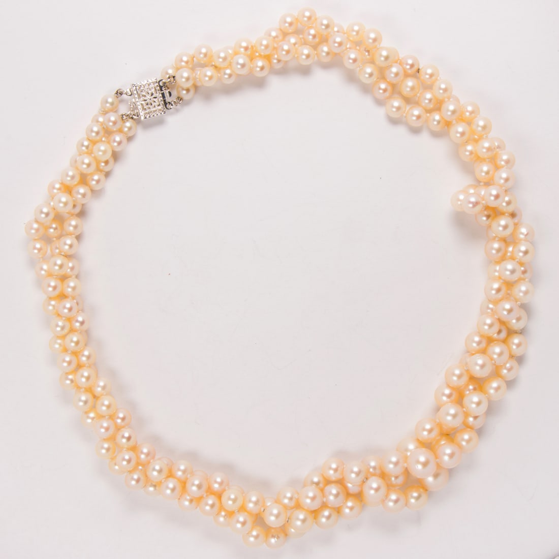 A cultured pearl and silver necklace (1 of 1)