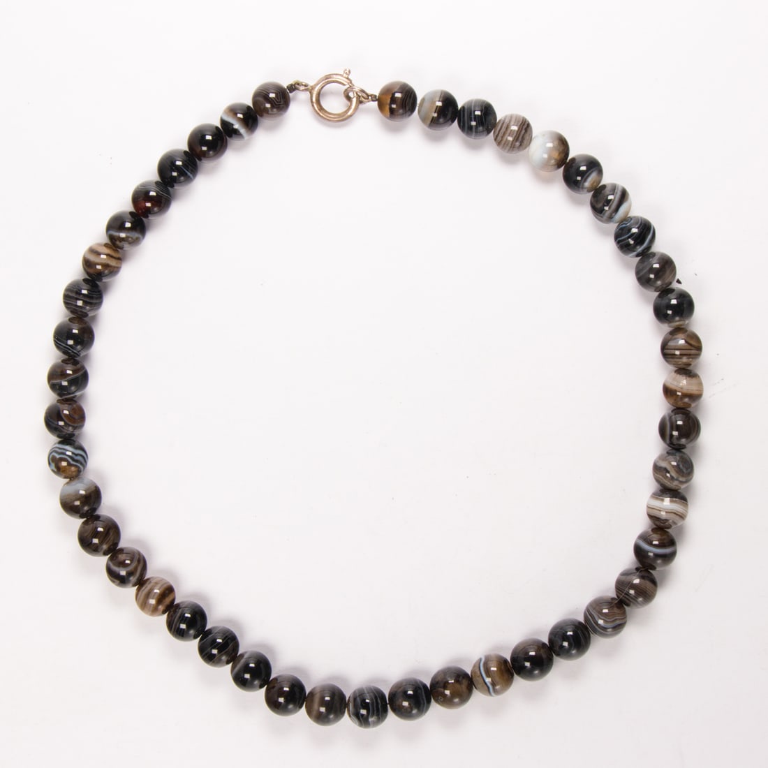 A banded agate beaded necklace: A banded agate beaded necklaceDesigned with round-shaped agate beads measuring 10.13 mm; length: 18 in; 57.85 grams