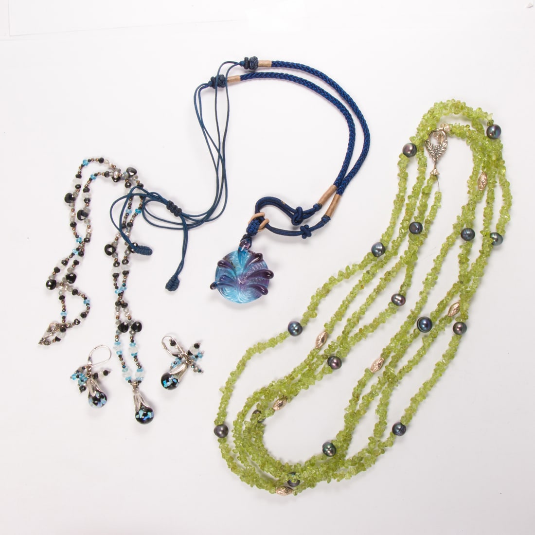 A group of miscellaneous jewelry (1 of 1)