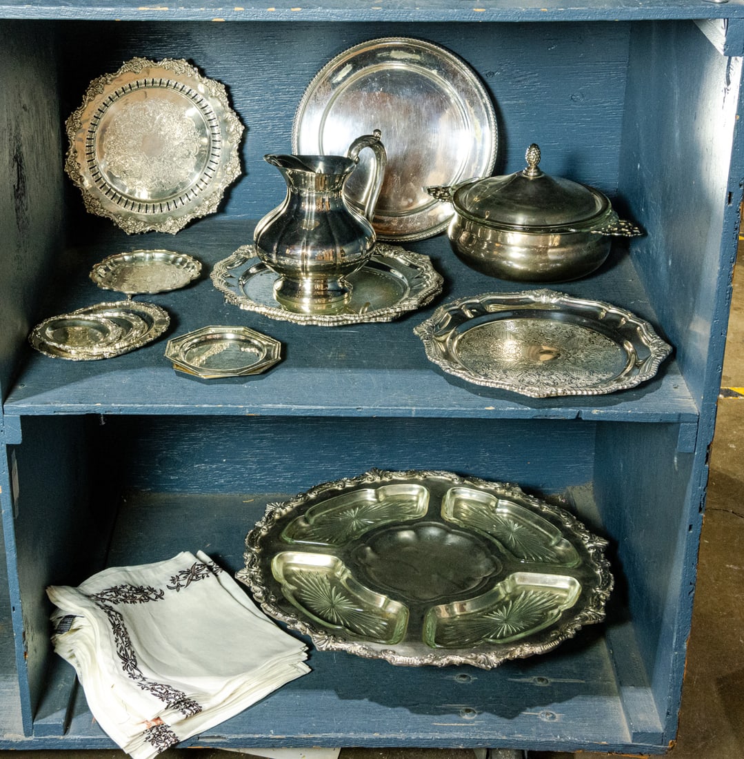 A group of silverplated table articles and linen napkins (1 of 1)