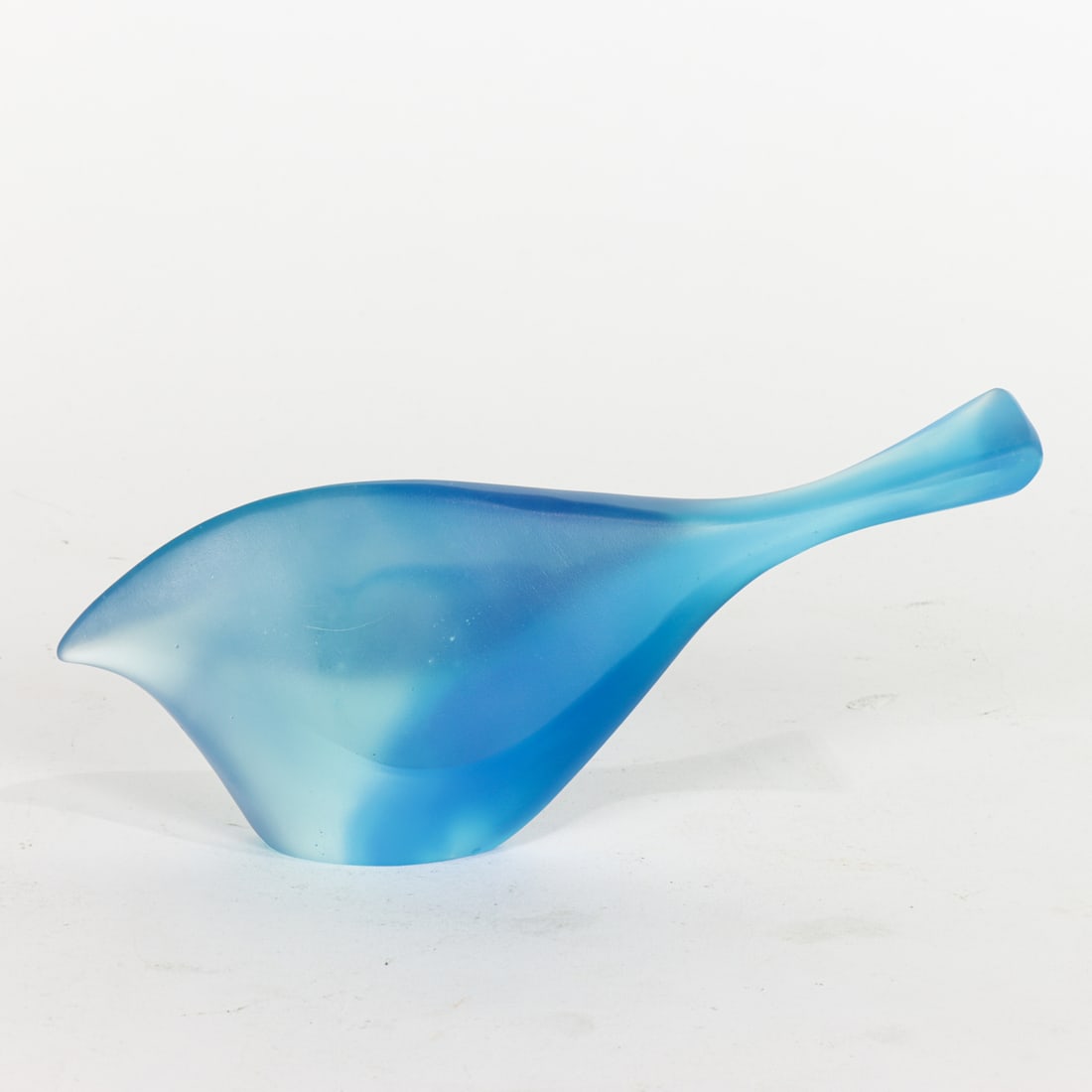 A Christine Cathie blue glass bird: A Christine Cathie blue glass bird, 2018, indistinct engraved signature and date, 3.5"h x 7.5"d