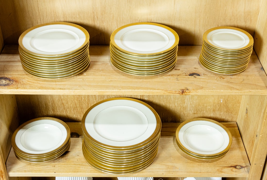 A Rosenthal porcelain dinner service in the Premier pattern (1 of 1)
