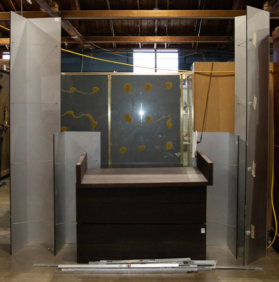 A B & B Italia pub shelving system with base (1 of 1)