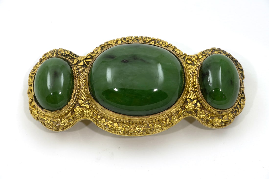 A Chinese spinach jade inlaid gilt bronze belt buckle (1 of 1)
