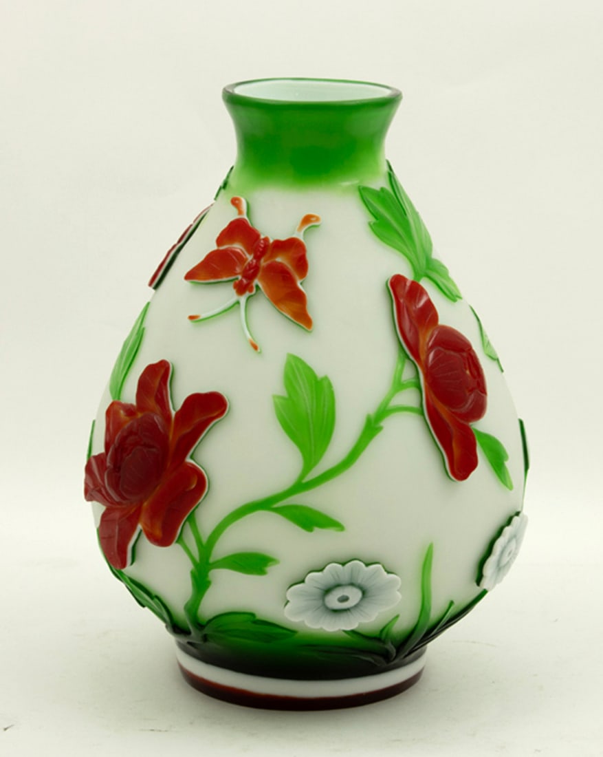 A Chinese overlay glass vase (1 of 2)