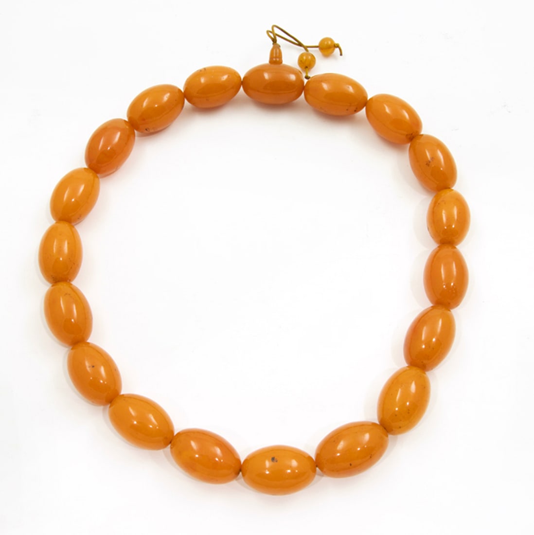 A Chinese imitation amber necklace (1 of 1)