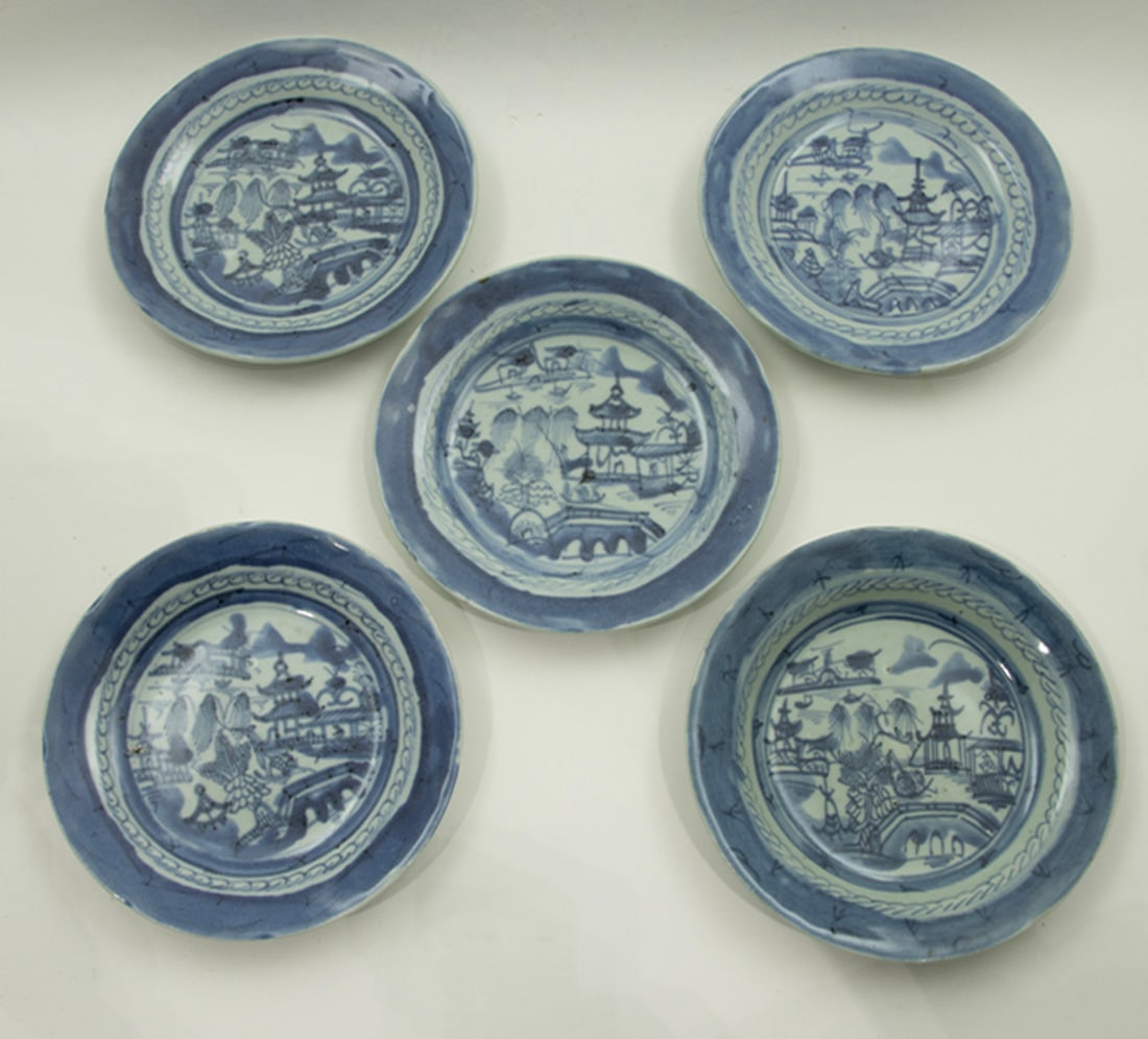 A group of five Chinese export blue and white porcelain plates (1 of 3)