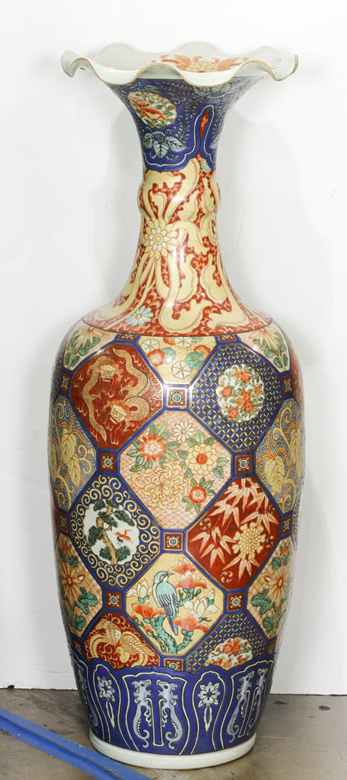 A Japanese Imari floor Featuring dragon and floral motifs, 52 (1 of 1)