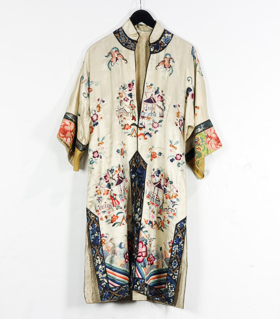 A Chinese embroidered silk robe (1 of 1)