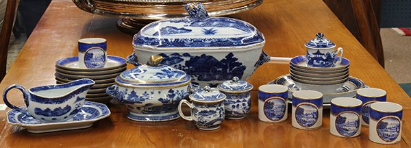 English blue and white pearlware group: (lot of 24) English blue and white pearlware, late 18th / early 19th century. Associated table articles from two services. An eathenware service with Asian inspired decoration and gilt rims consisting