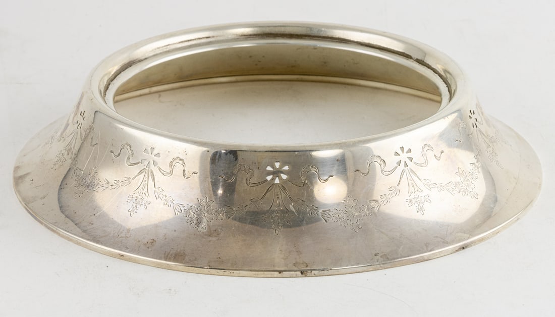 An Alvin sterling silver pierced plateau stand: An Alvin sterling silver pierced plateau stand, early 20th century, M5611, 11.25"dia, 11.41 troy oz