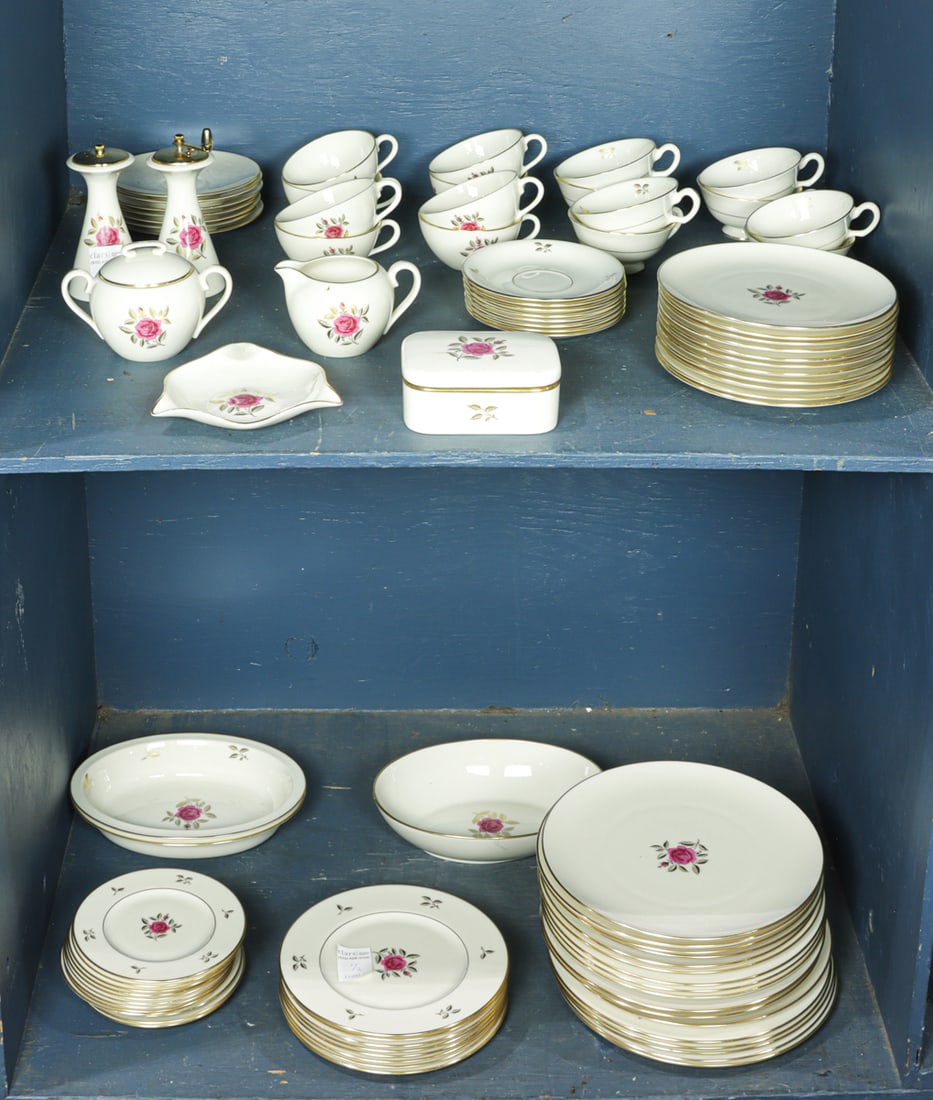 A Lenox porcelain dinner service in the Roselyn pattern (1 of 1)