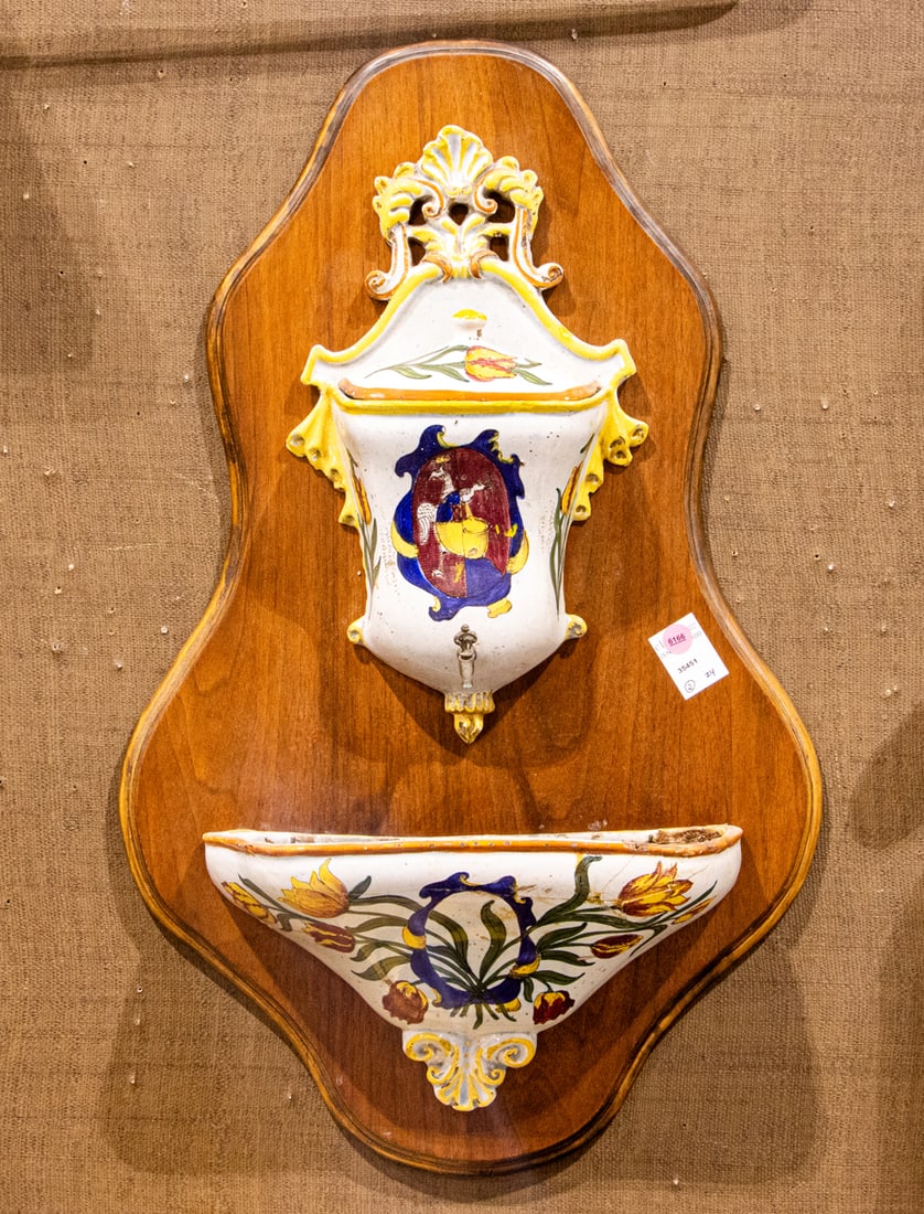 A Continental faience lavabo on board (1 of 1)