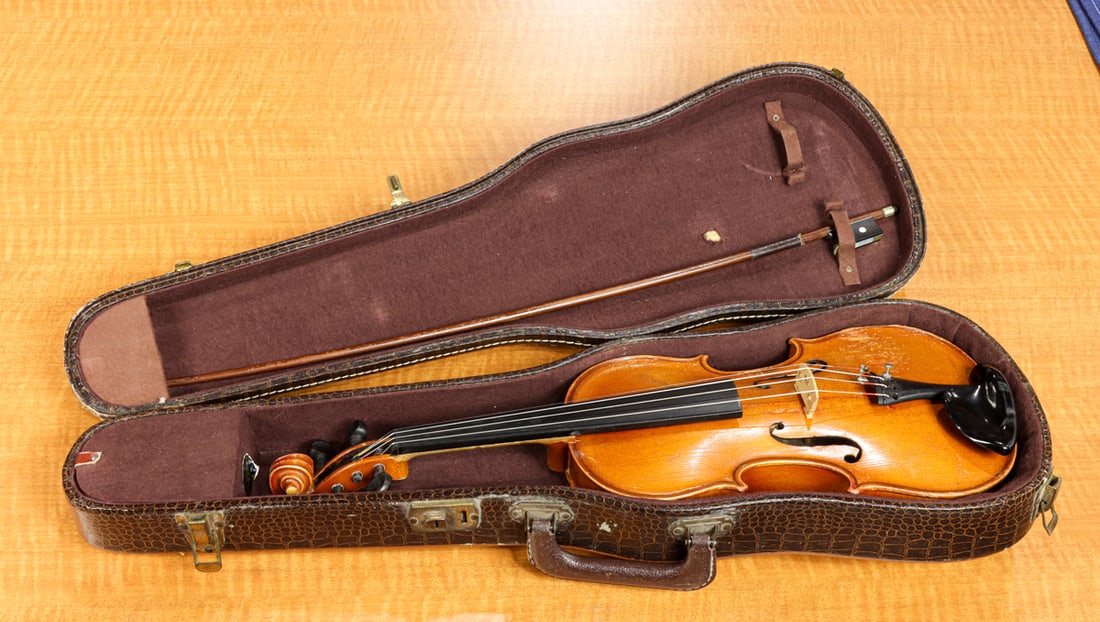 A three-quarter violin (1 of 1)