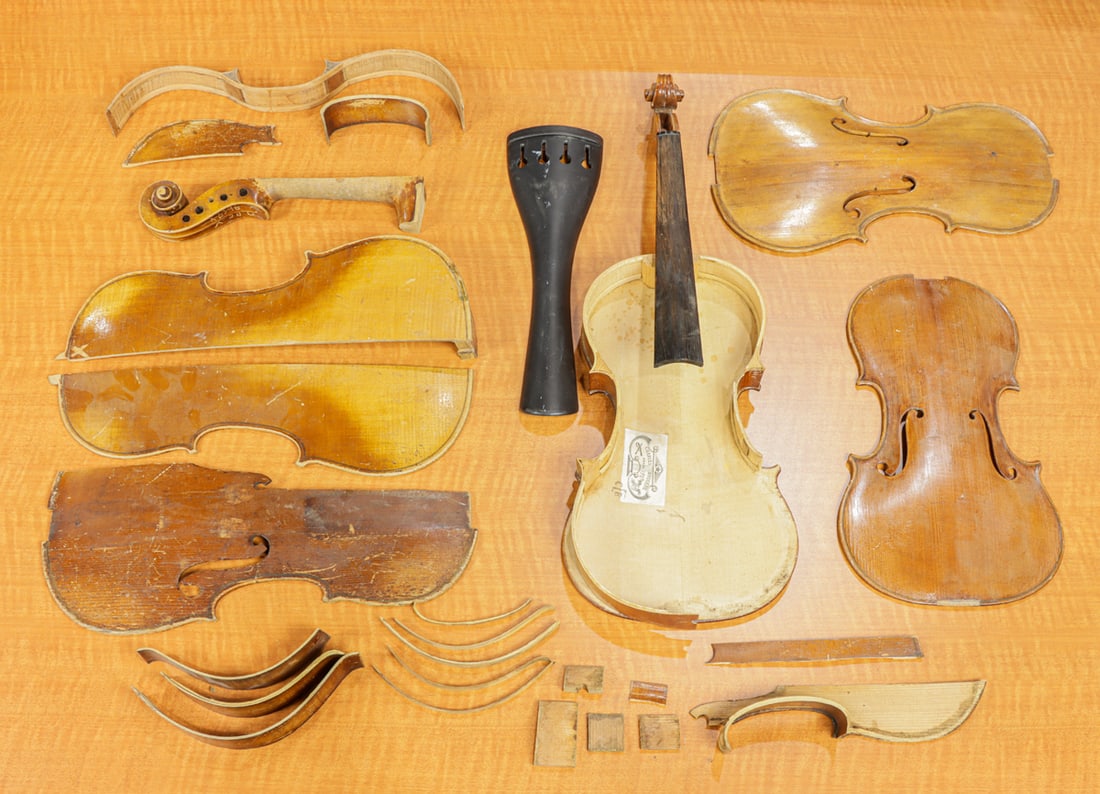 A viola and two violins in parts (1 of 1)