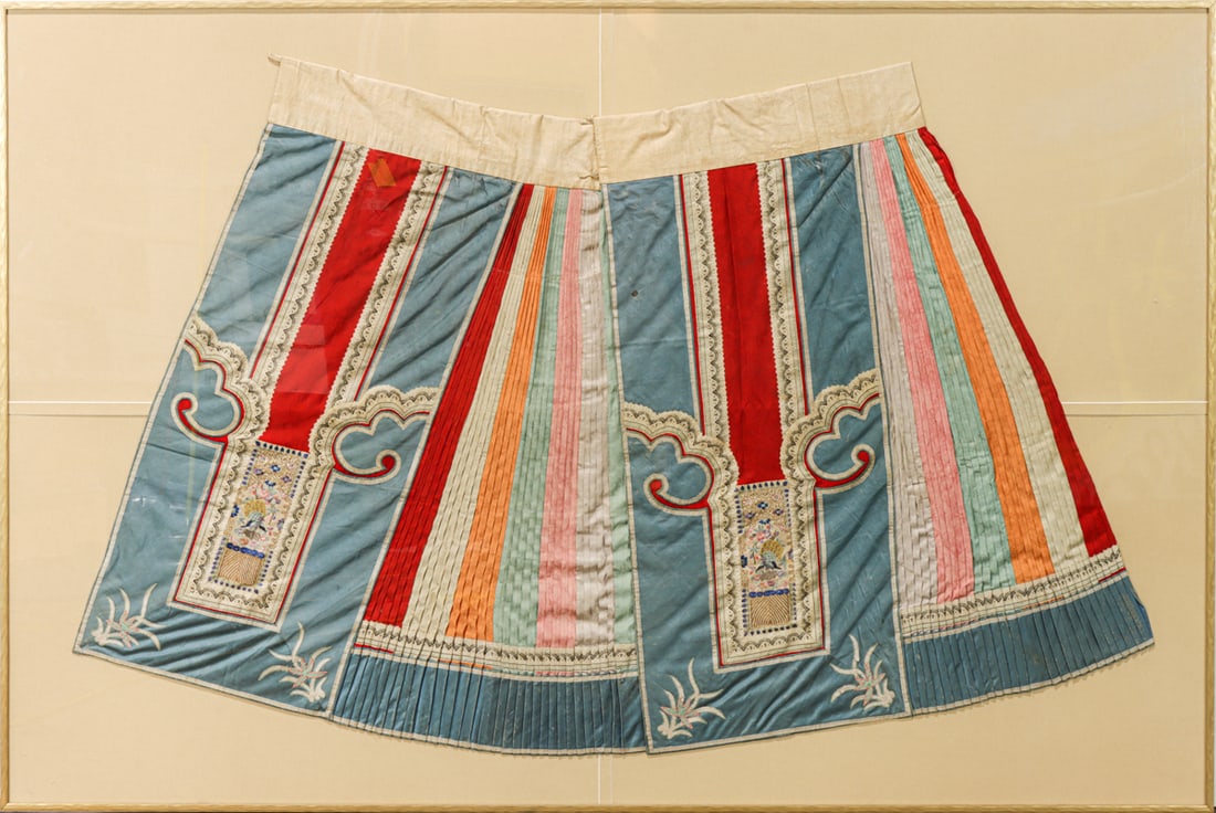 A Chinese embroidered satin silk apron skirt (1 of 1)