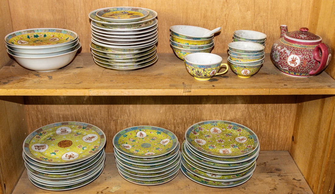 A large group of Chinese famille 'wanshou wujiang' dinner service objects (2 shelves) (1 of 1)