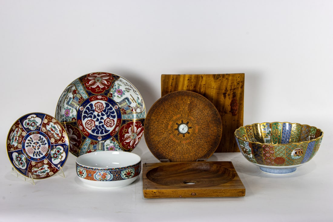 A shelf of Japanese Imari porcelain articles (1 of 3)