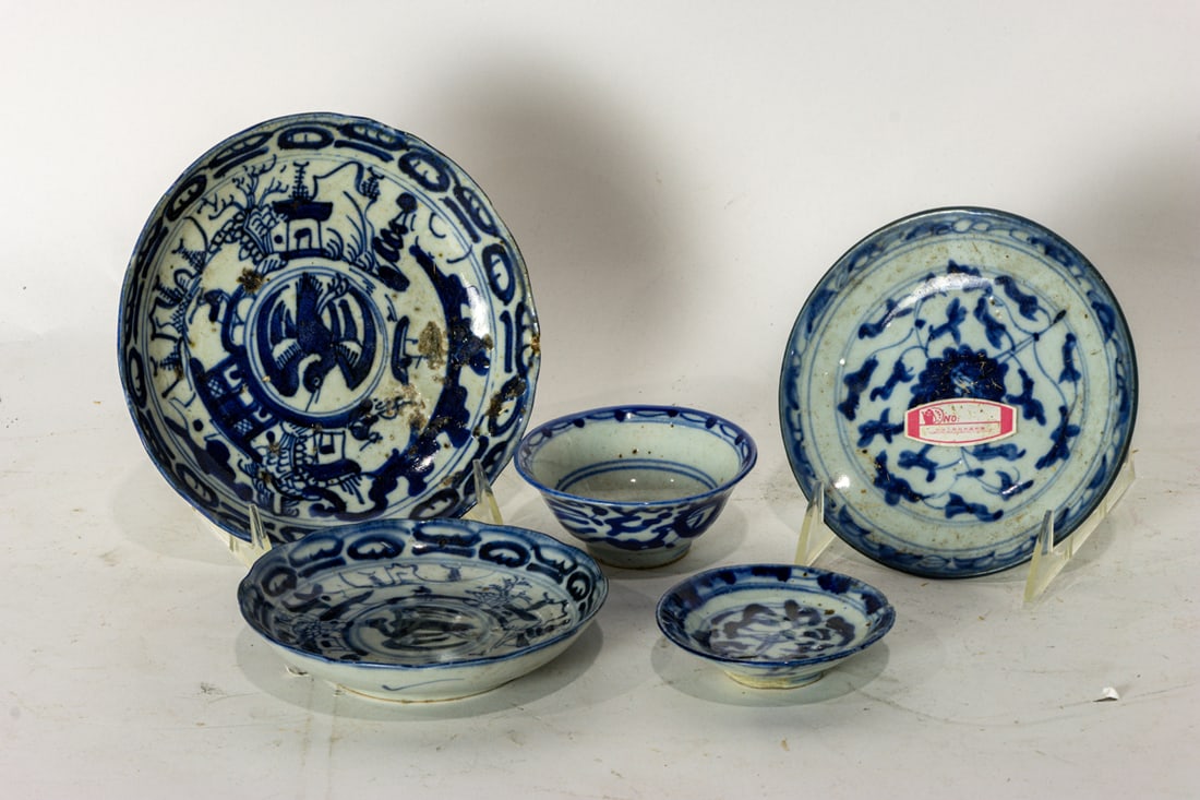 A large group of Chinese blue and white dishes (1 of 2)