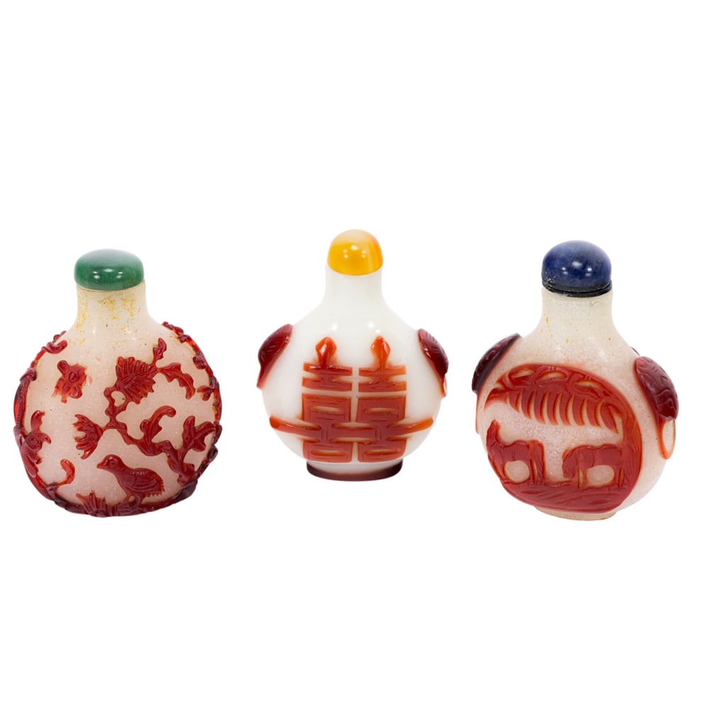 (lot of 3) Chinese Peking red overlay on flake glass snuff bottles (1 of 3)