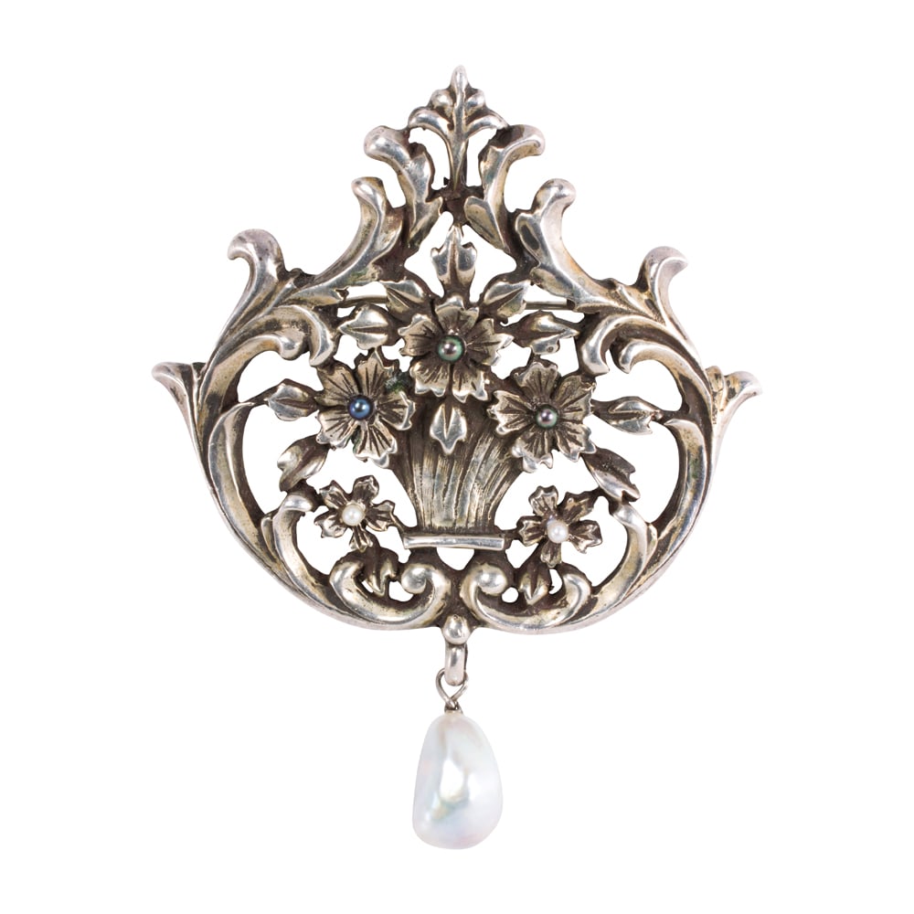An antique cultured pearl and silver brooch (1 of 1)
