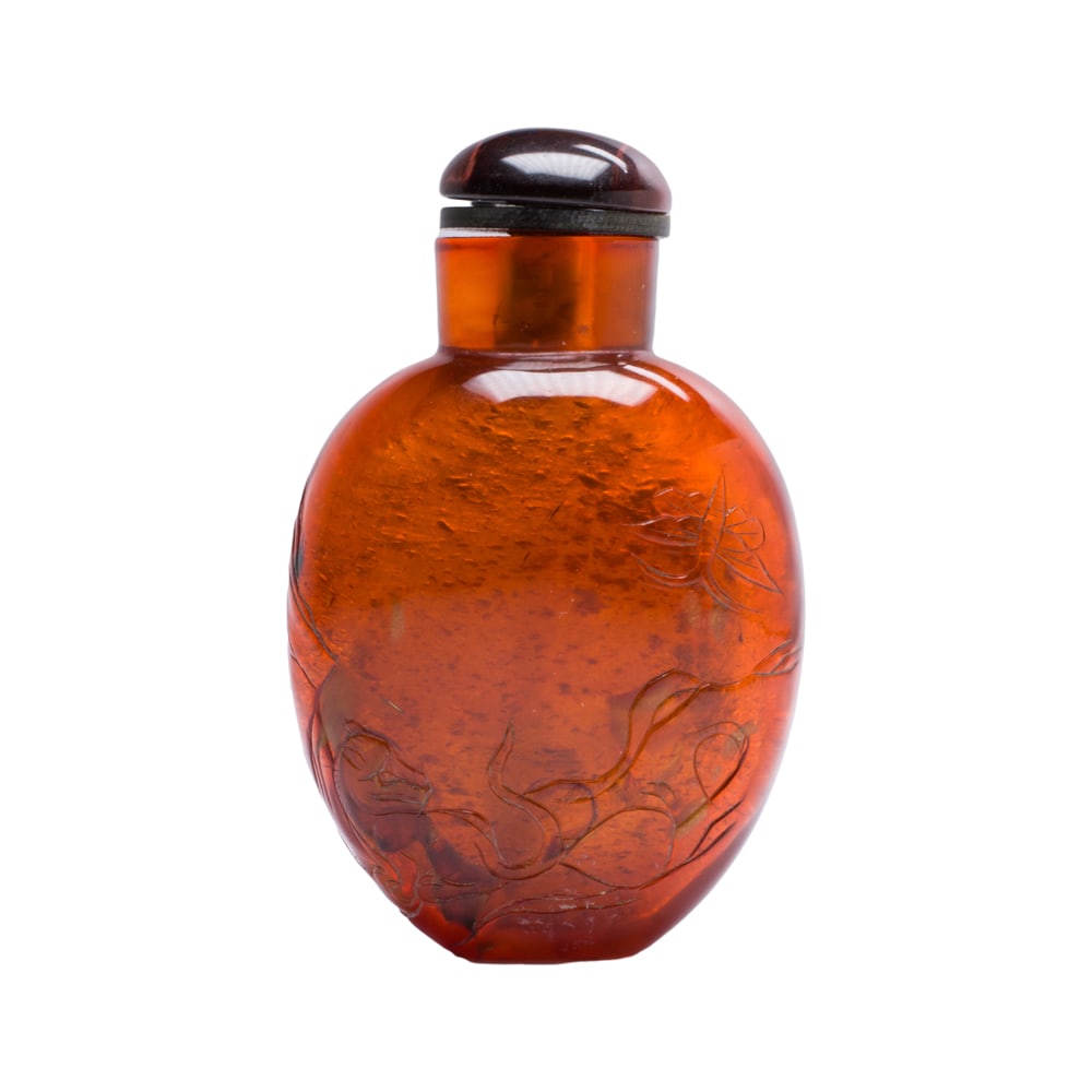 A Chinese amber snuff bottle (1 of 2)