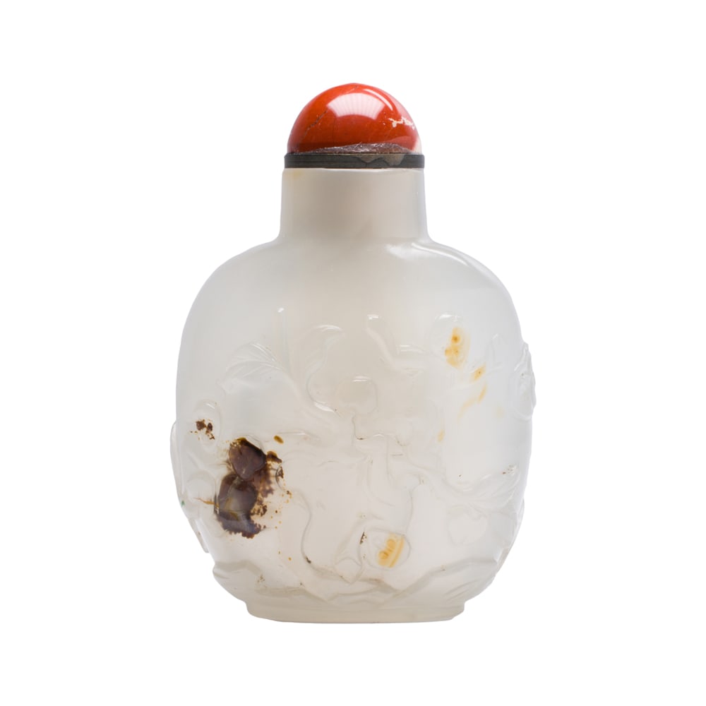 A Chinese agate snuff bottle (1 of 3)