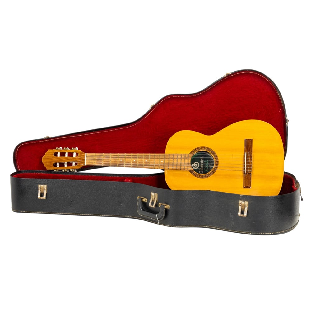 A Giannini Estudio classical acoustic guitar in case (1 of 2)