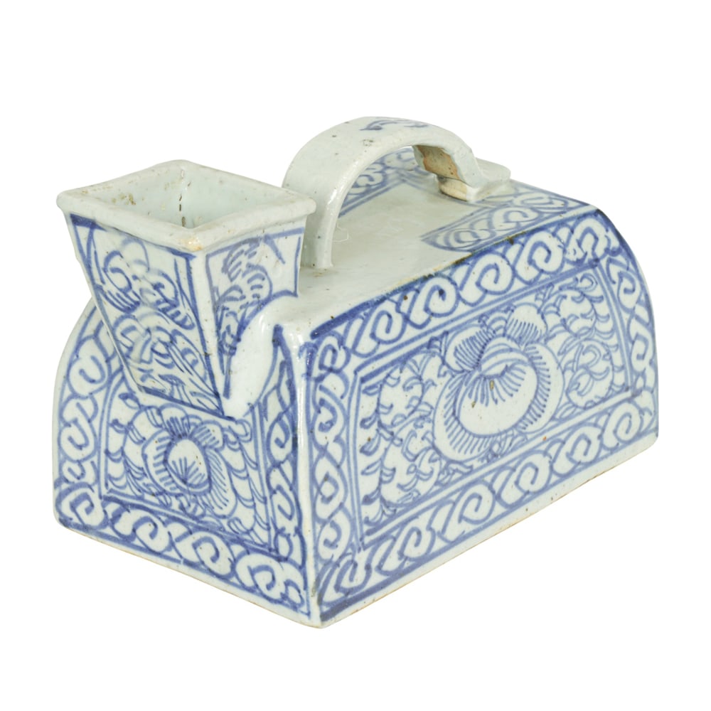 A Chinese blue and white ewer with handle and square spout (1 of 1)