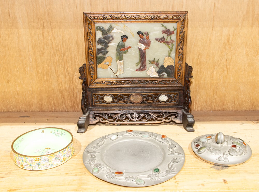 A shelf of Chinese decorated articles (1 of 1)