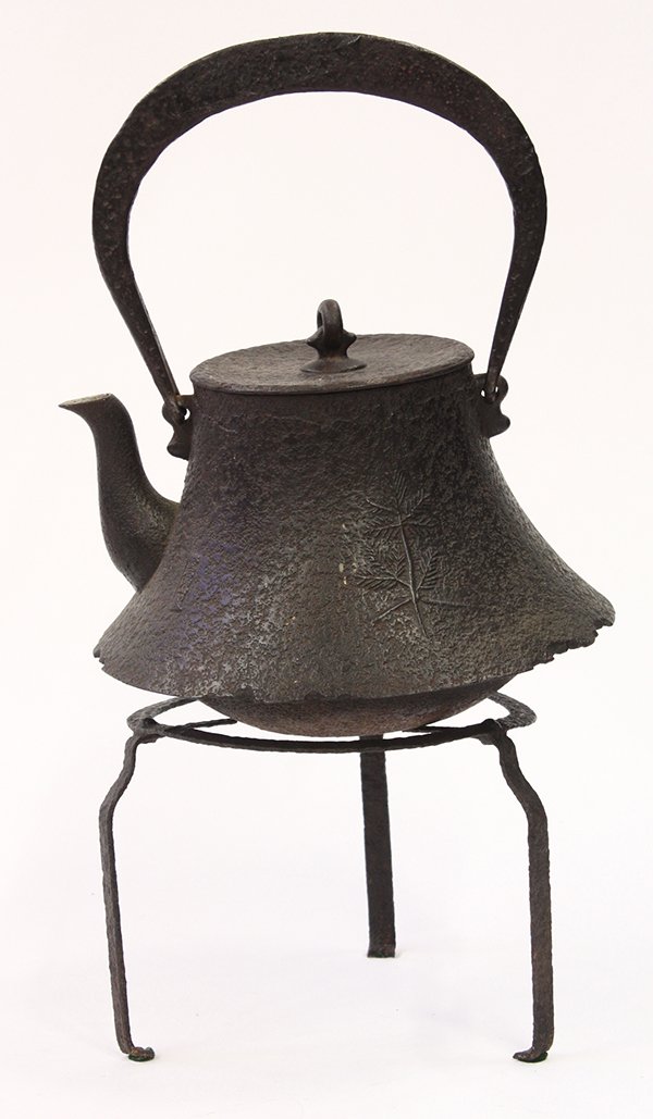 Japanese Iron Iron Kettle: Japanese iron kettle, the splayed body cast with pine seedlings and a flat handle, with tripod iron stand, kettle (with handle): 10"h