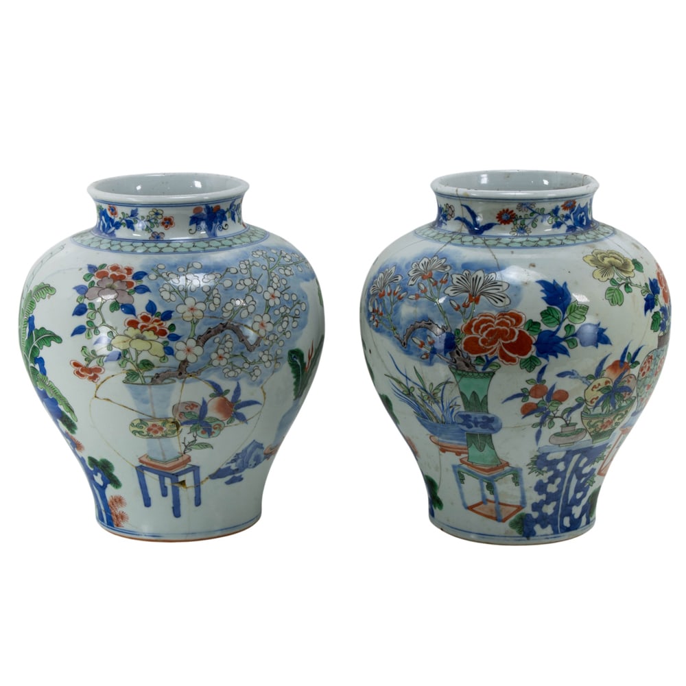 A pair of Chinese wucai jars (1 of 6)
