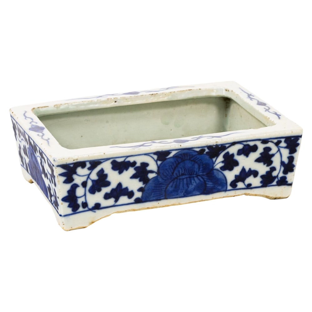 A Chinese blue and white jardiniere