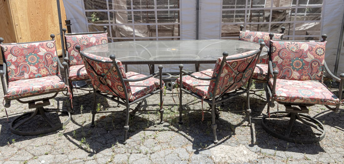 An outdoor dining suite (1 of 2)