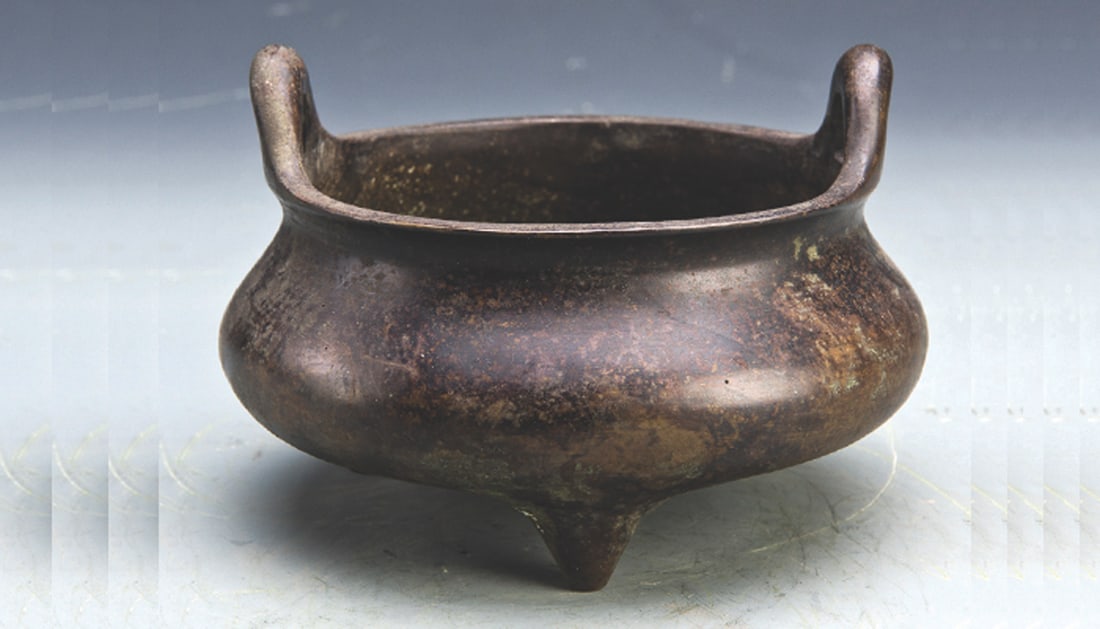 Chinese bronze tripod censer