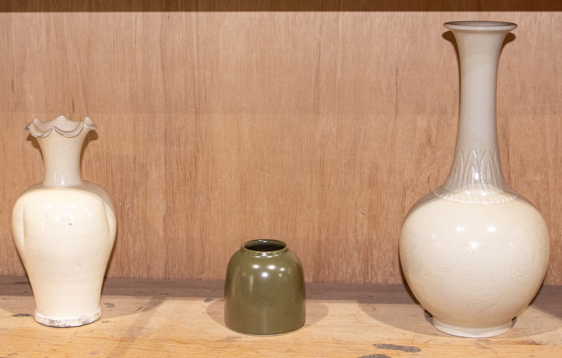 (lot of 3) Chinese monochrome glazed ceramic vases: (lot of 3) Chinese monochrome glazed ceramic vases. From 3.125" to 11.625" high.