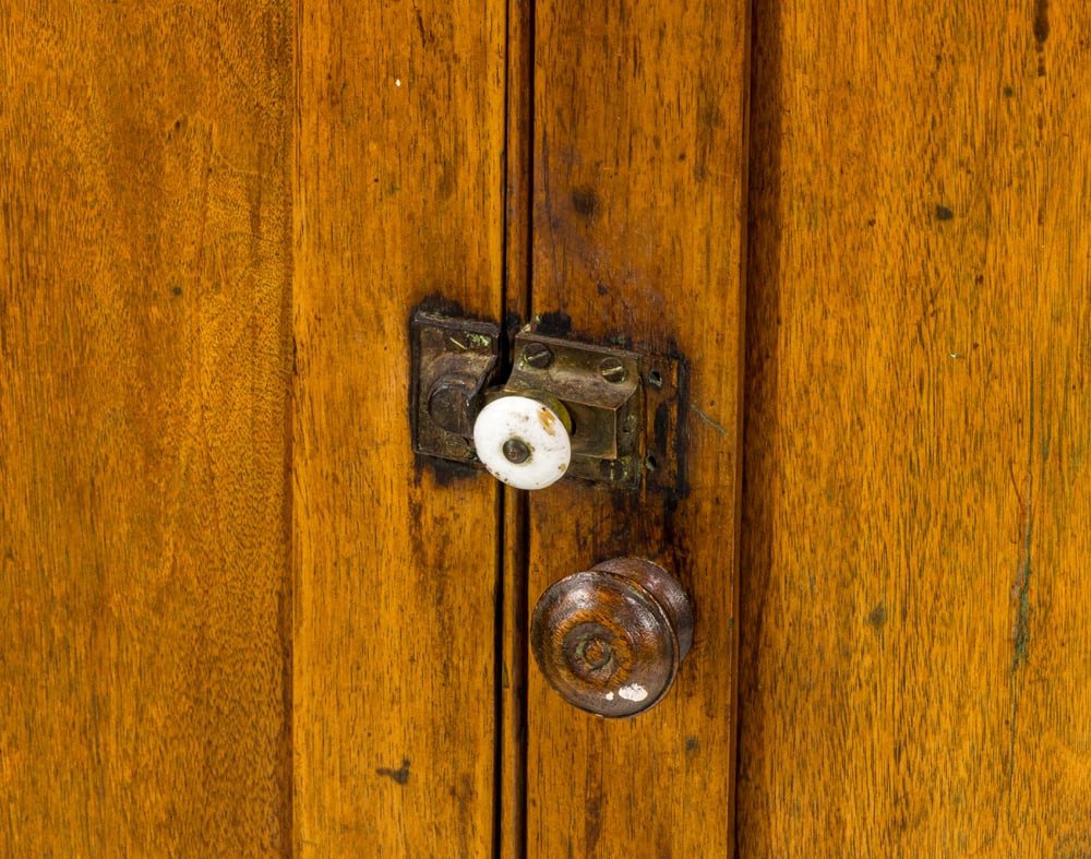 An American pine kitchen cupboard - 5
